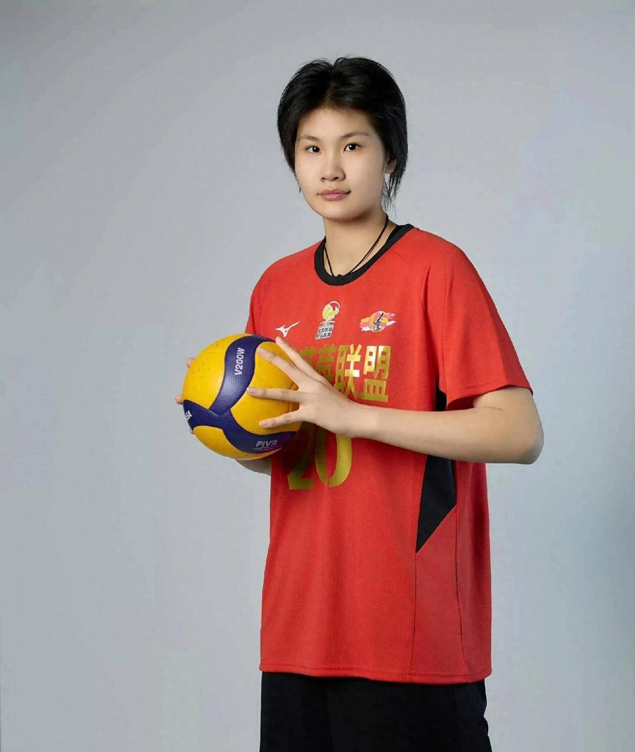 中国女排17岁1米88重炮崛起!升任队长攻防一体冲八强