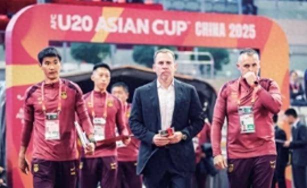 国足选帅消息：40多人报名，100％败率教练也想执教，